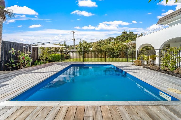 Photo of property in 2 Hardley Avenue, Tindalls Beach, Whangaparaoa, 0930