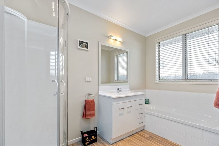 Photo of property in 28 Oakwood Way, Papamoa Beach, Papamoa, 3118