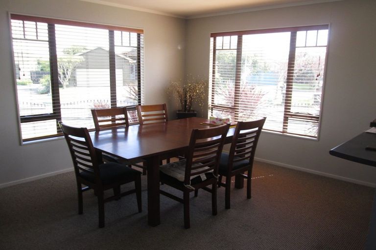 Photo of property in 35 Dalfield Place, Highbury, Palmerston North, 4412