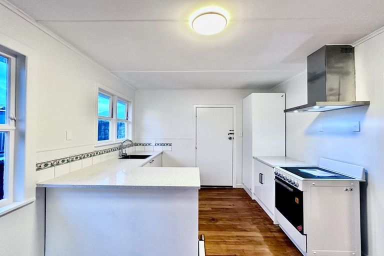 Photo of property in 15 Farnborough Crescent, Mangere, Auckland, 2022