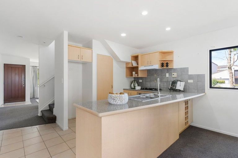 Photo of property in 11 Spalding Rise, Golflands, Auckland, 2013