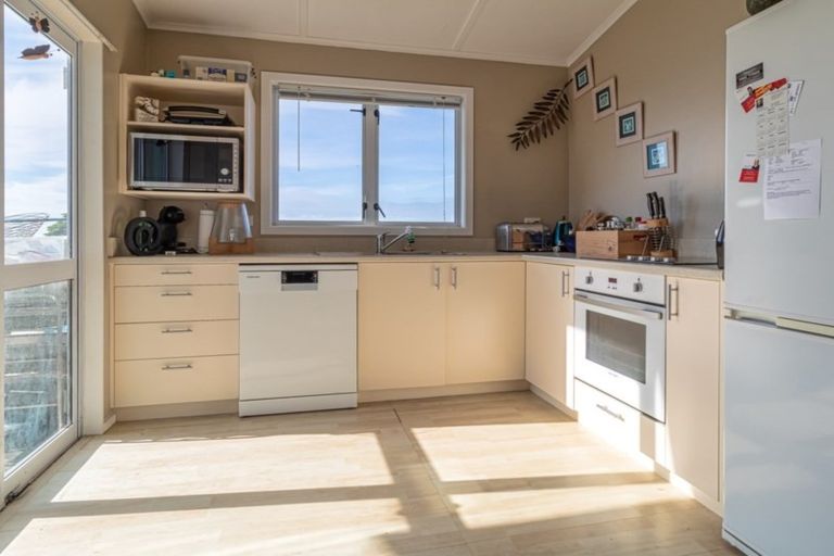 Photo of property in 17 Clifton Road, Haumoana, 4102