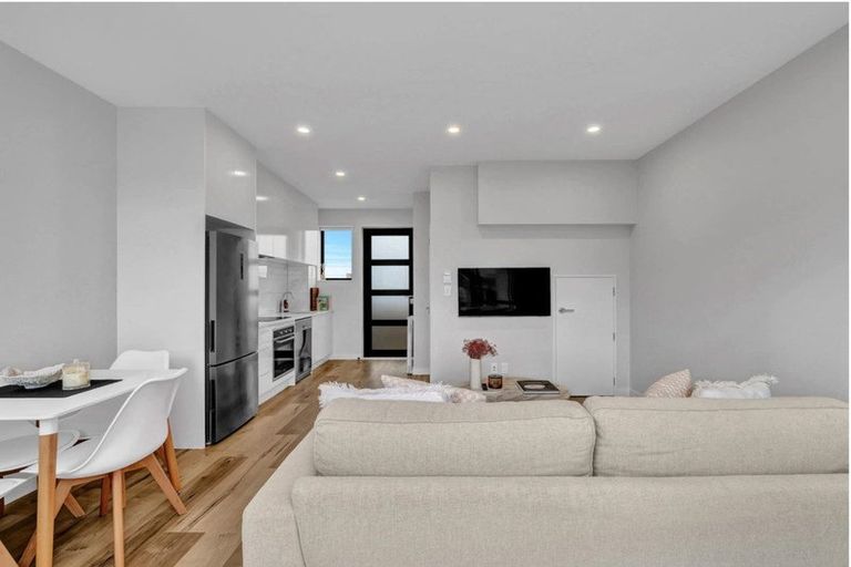 Photo of property in 5/86 Fred Taylor Drive, Westgate, Auckland, 0814