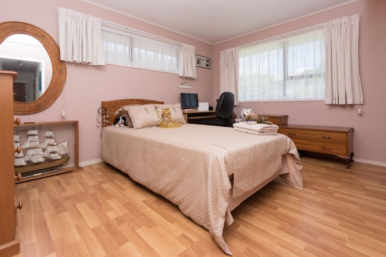 Photo of property in 14 Gwenand Place, Botany Downs, Auckland, 2010