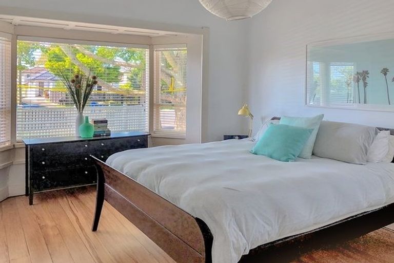 Photo of property in 1/1 Birkley Road, Bayswater, Auckland, 0622