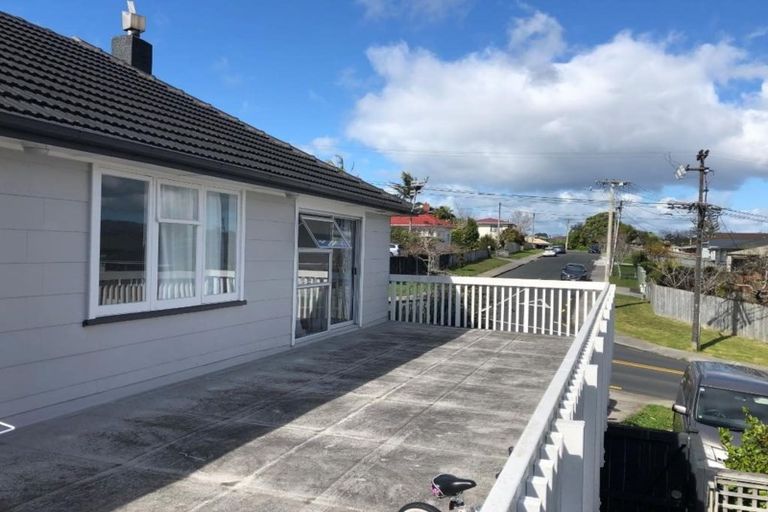 Photo of property in 2 Marie Crescent, Te Atatu South, Auckland, 0610