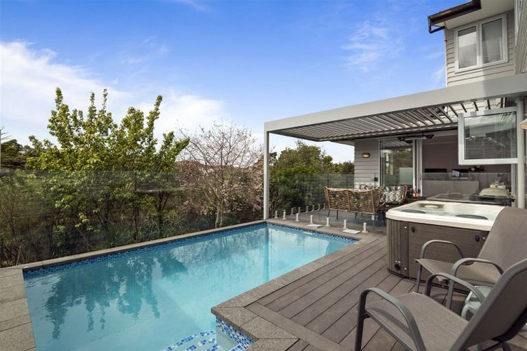 Photo of property in 12 Ilam Lane, Fairview Heights, Auckland, 0632