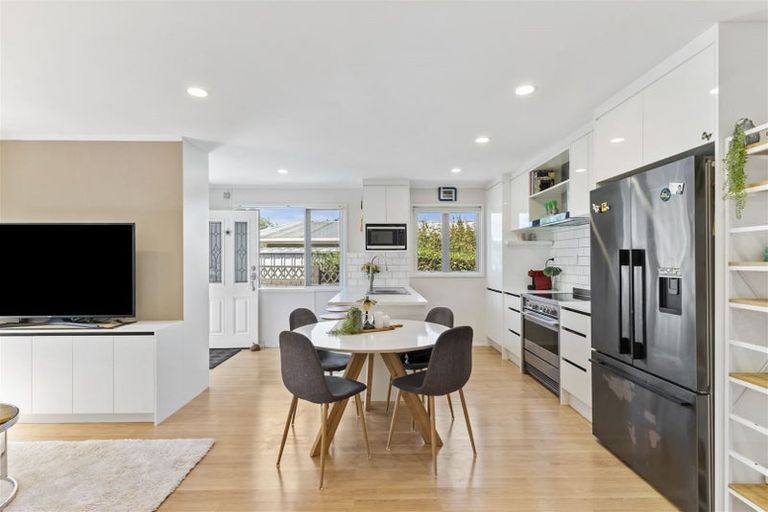 Photo of property in 2/7 Yarra Place, Botany Downs, Auckland, 2010