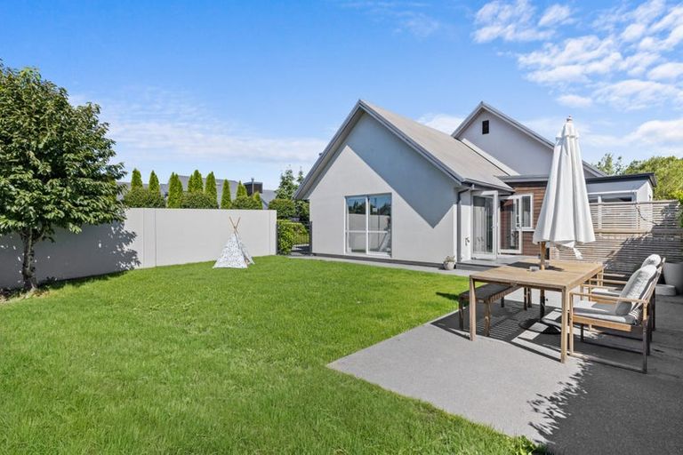 Photo of property in 10 Lakebridge Place, Parklands, Christchurch, 8083
