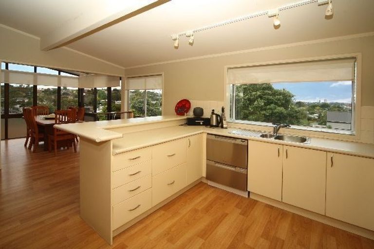 Photo of property in 48 Knightsbridge Drive, Forrest Hill, Auckland, 0620