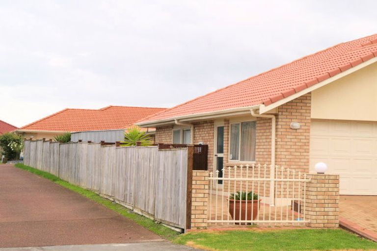 Photo of property in 12 Corta Bella Place, Golflands, Auckland, 2013