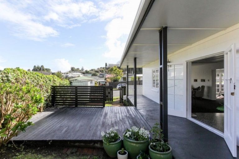 Photo of property in 43 Cumberland Street, Merrilands, New Plymouth, 4312