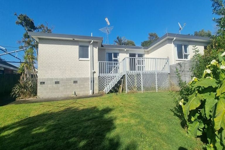 Photo of property in 2 Kerlin Crescent, West Harbour, Auckland, 0618