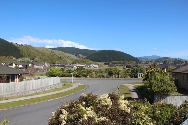 Photo of property in 11 Cascade Way, Paraparaumu, 5032