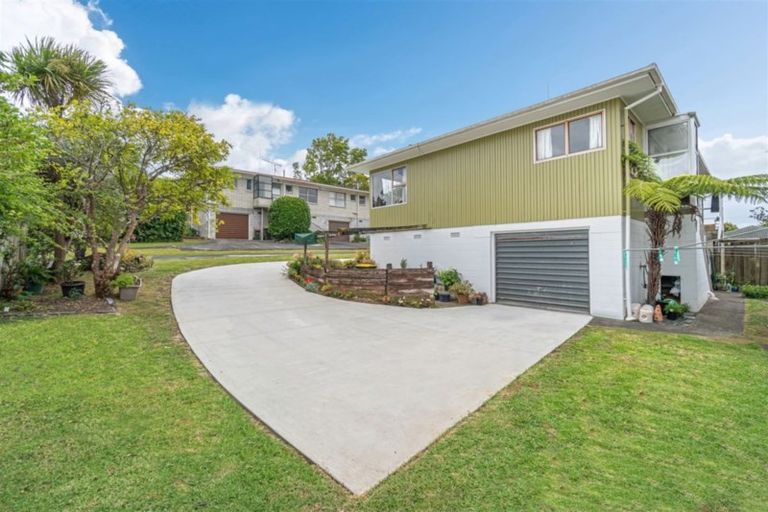 Photo of property in 2/18 Mannering Place, Hillcrest, Auckland, 0627