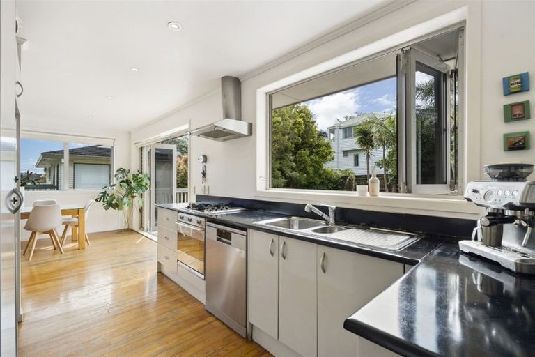 Photo of property in 1 Selwyn Crescent, Forrest Hill, Auckland, 0620
