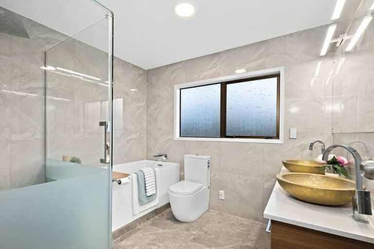 Photo of property in 27 Marina View Drive, West Harbour, Auckland, 0618