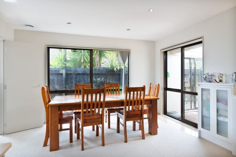 Photo of property in 112 Lake Panorama Drive, Henderson Valley, Auckland, 0612