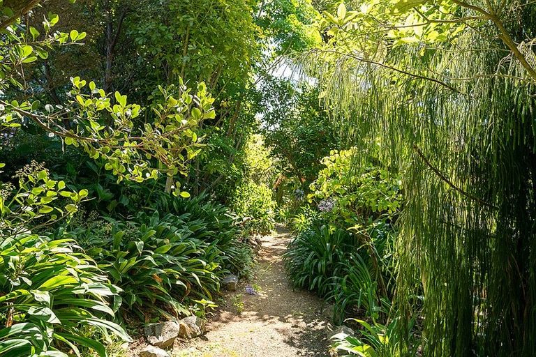 Photo of property in 42 Guildford Drive, Paraparaumu, 5032