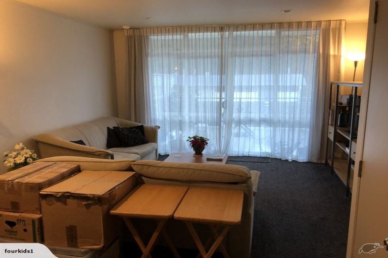 Photo of property in 2f/20 Ian Marwick Place, Birkenhead, Auckland, 0626