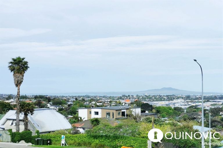 Photo of property in 520 Glenfield Road, Glenfield, Auckland, 0629