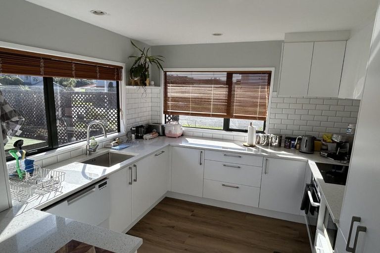 Photo of property in 6 Bennett Grove, Newlands, Wellington, 6037