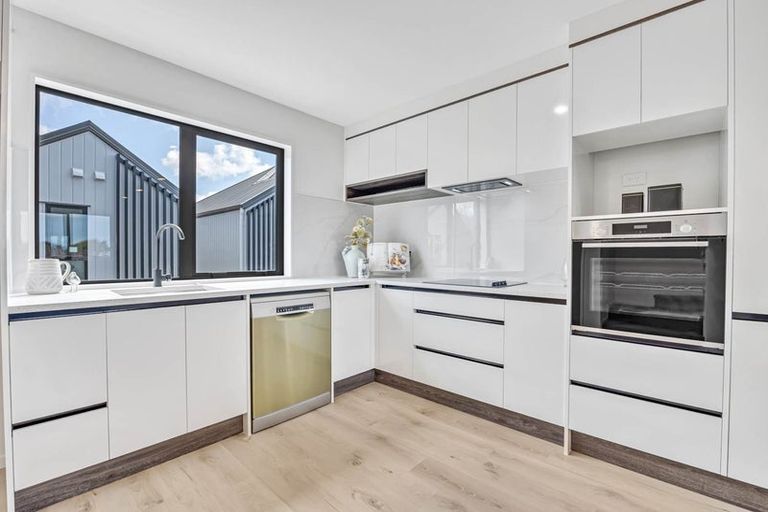 Photo of property in 2/25 Taikata Road, Te Atatu Peninsula, Auckland, 0610