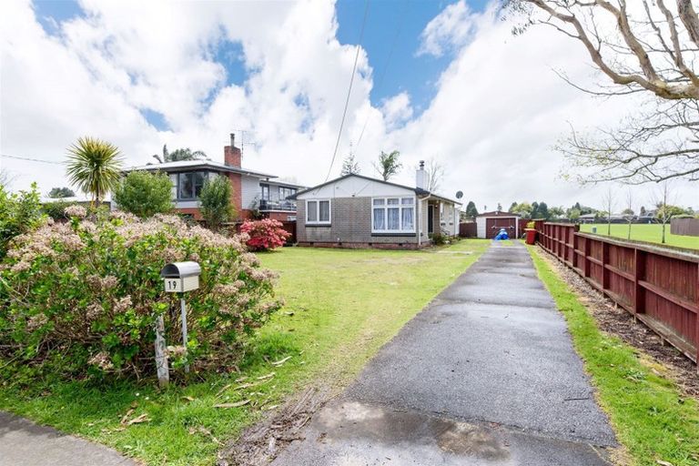 Photo of property in 19 Yeovil Road, Te Atatu Peninsula, Auckland, 0610