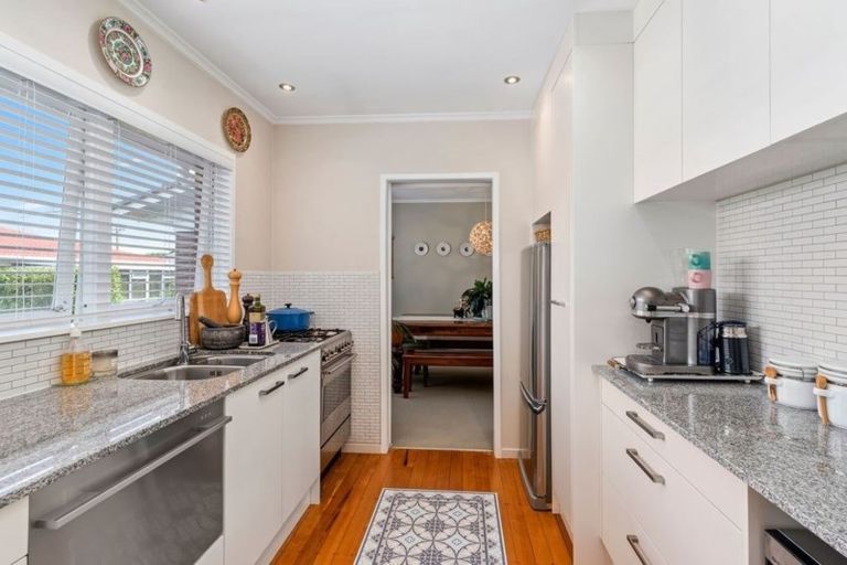 Photo of property in 2/2 Gordon Avenue, Milford, Auckland, 0620