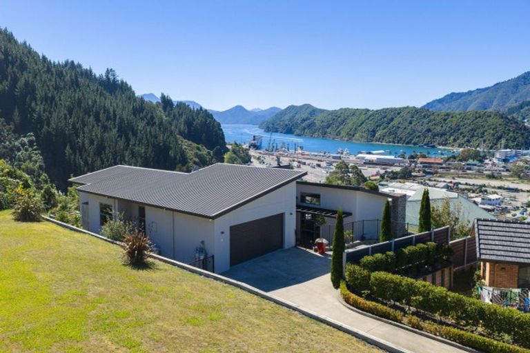 Photo of property in 16 Harbour View Heights, Picton, 7220