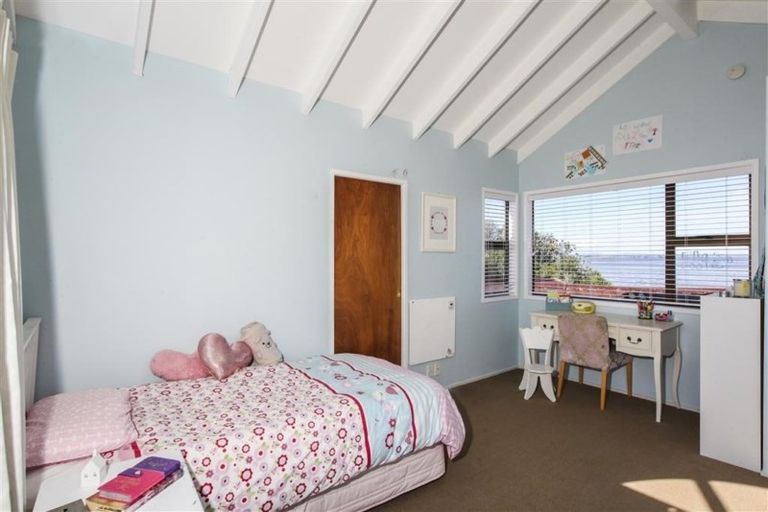 Photo of property in 98 Cliff View Drive, Green Bay, Auckland, 0604