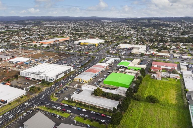 Photo of property in 2/251 Lincoln Road, Henderson, Auckland, 0610