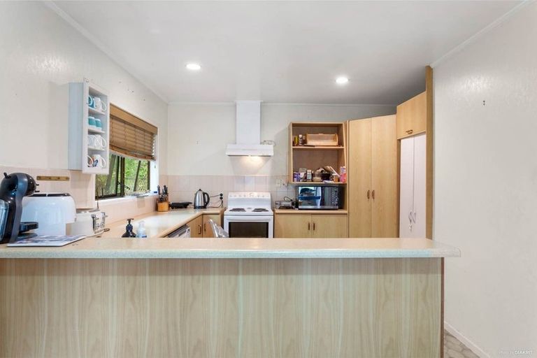 Photo of property in 18 Deverell Place, Northcross, Auckland, 0632