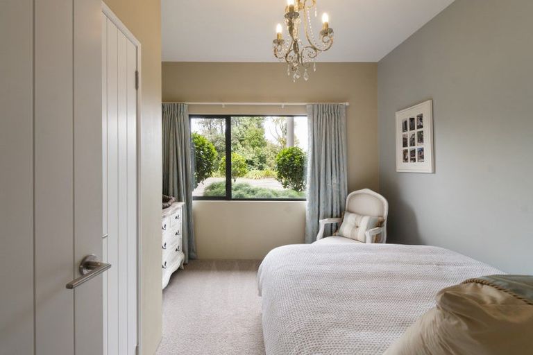 Photo of property in 70 Waicola Drive, Fitzherbert, Palmerston North, 4471