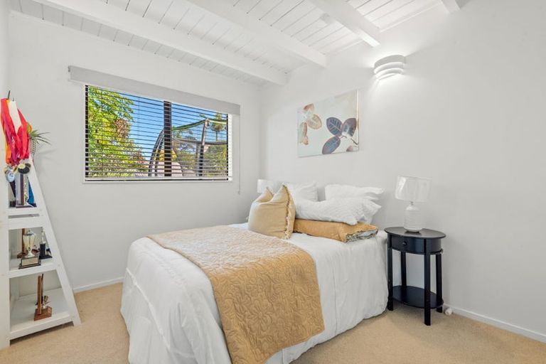 Photo of property in 2/31 Kiteroa Terrace, Rothesay Bay, Auckland, 0630