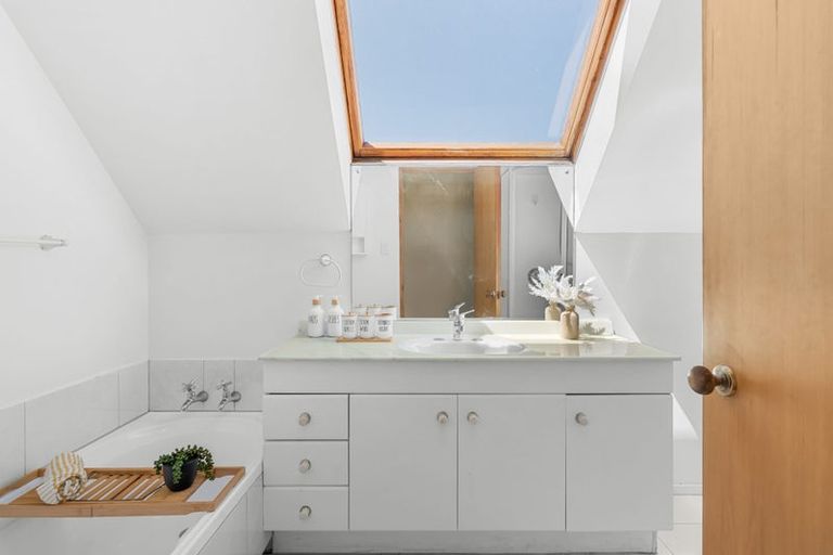 Photo of property in 11 Brockhall Lane, Avonhead, Christchurch, 8042