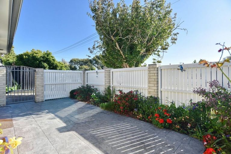 Photo of property in 2/107 Staveley Street, Avonhead, Christchurch, 8042