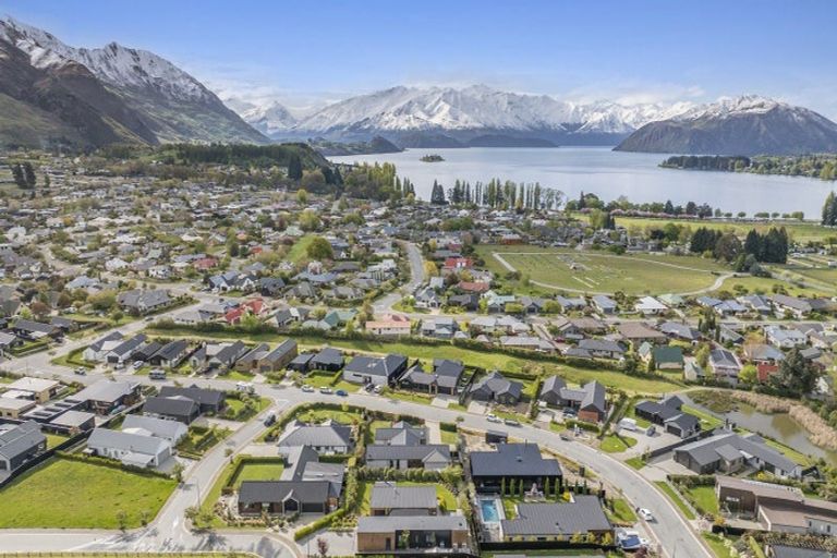 Photo of property in 12 Sapphire Spring Rise, Wanaka, 9305
