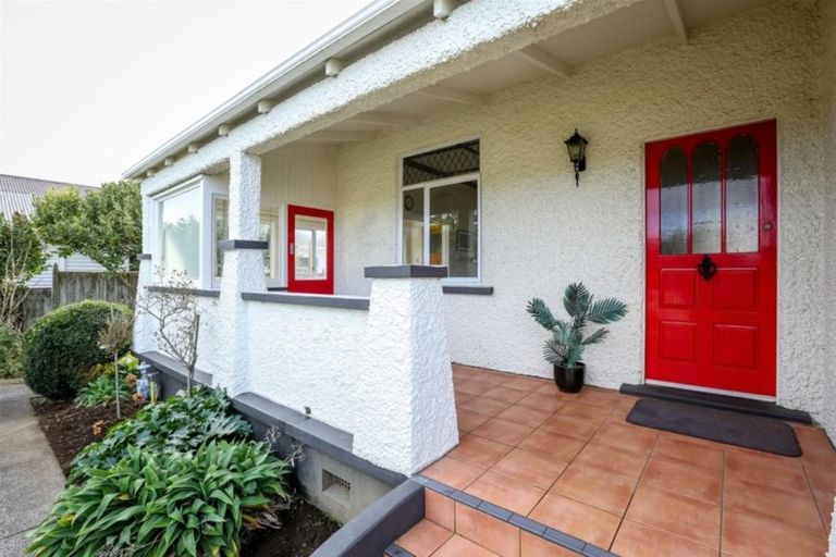 Photo of property in 25 Mangorei Road, Strandon, New Plymouth, 4312