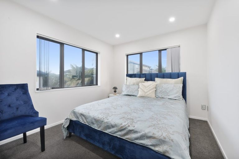 Photo of property in 22 Millcroft Lane, Ranui, Auckland, 0612