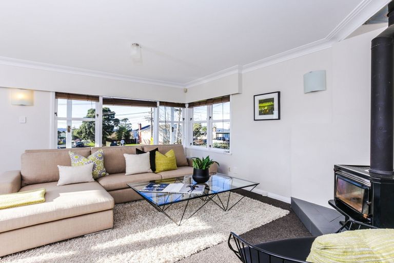 Photo of property in 31 Royal View Road, Te Atatu South, Auckland, 0610
