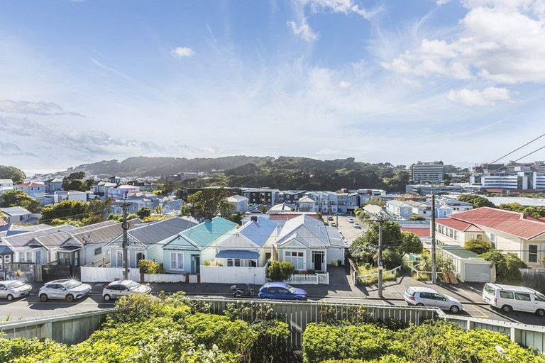 Photo of property in 18 Carrington Street, Mount Cook, Wellington, 6021