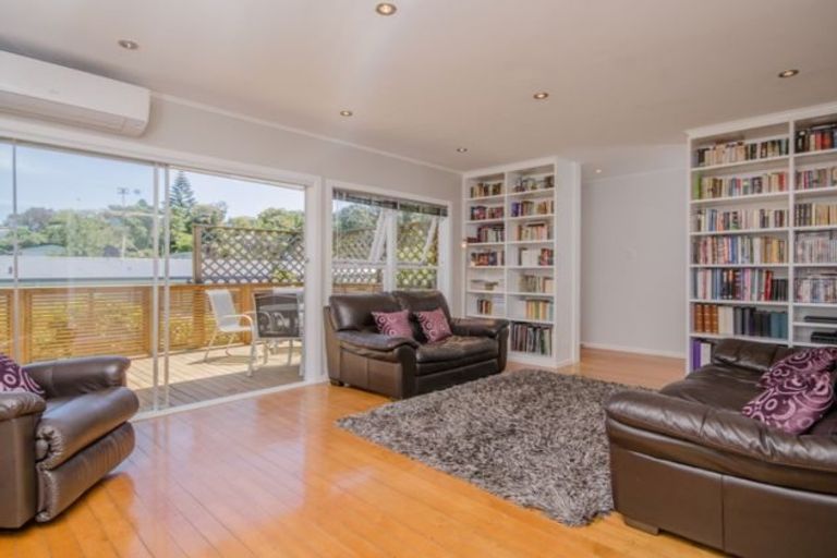 Photo of property in 3 Thuja Street, Green Bay, Auckland, 0604
