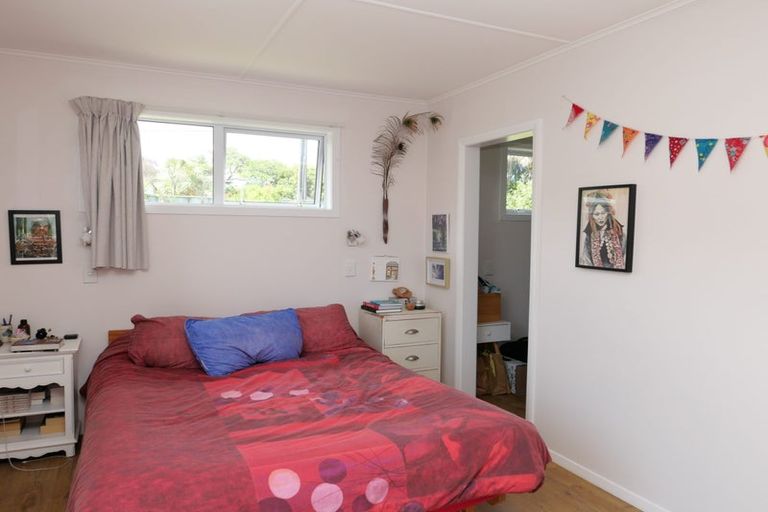 Photo of property in 46 Kaitawa Crescent, Paraparaumu, 5032