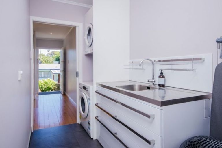 Photo of property in 3 Thuja Street, Green Bay, Auckland, 0604