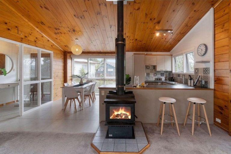 Photo of property in 18 Easter Parade, Glen Eden, Auckland, 0602