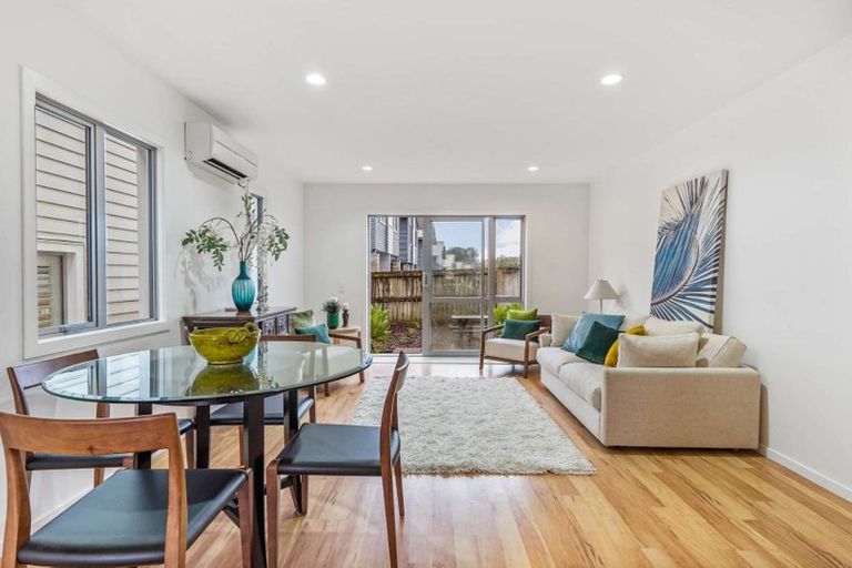 Photo of property in 5/6 John Jennings Drive, Oteha, Auckland, 0632