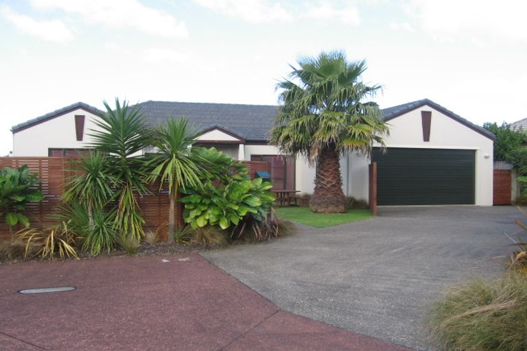 Photo of property in 13 Connemara Court, West Harbour, Auckland, 0618