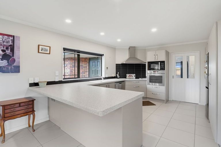 Photo of property in 52 Tennyson Avenue, Kelvin Grove, Palmerston North, 4414