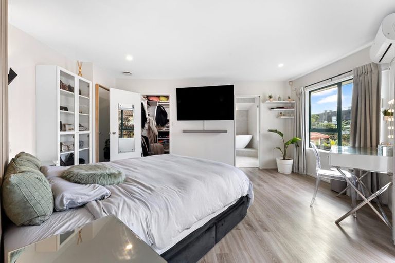 Photo of property in 8 Vinograd Drive, Te Atatu Peninsula, Auckland, 0610